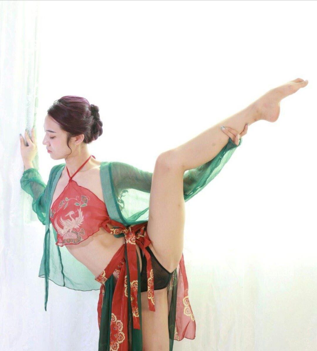 Vagabunda chinesa vestida de lingerie tradicional