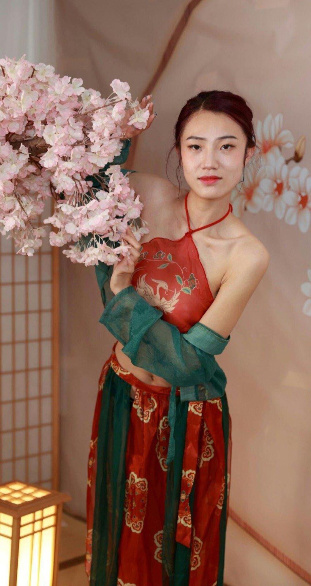 Vagabunda chinesa vestida de lingerie tradicional
