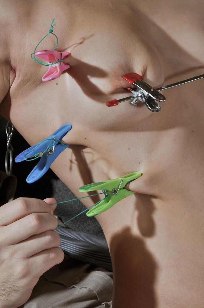 La puta tiene torturado los pezones durante el sexo