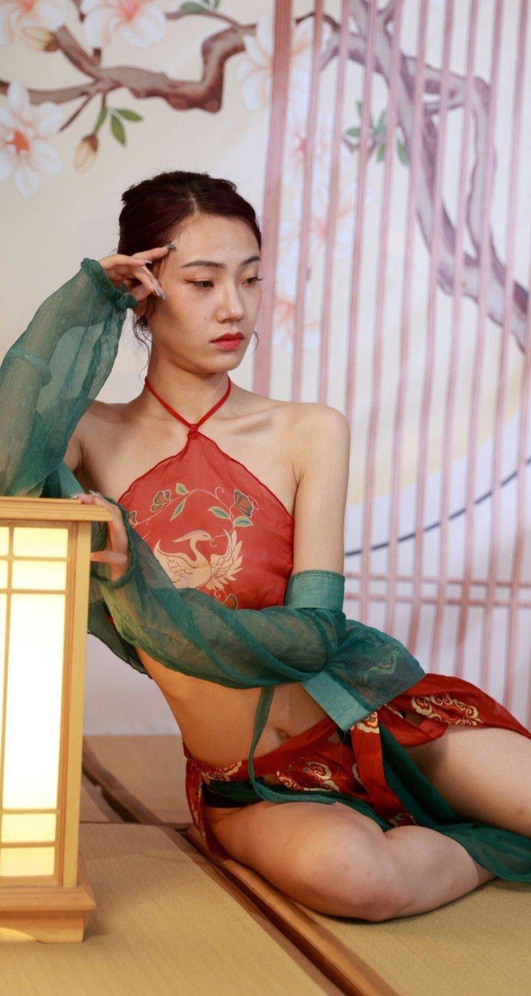 Vagabunda chinesa vestida de lingerie tradicional