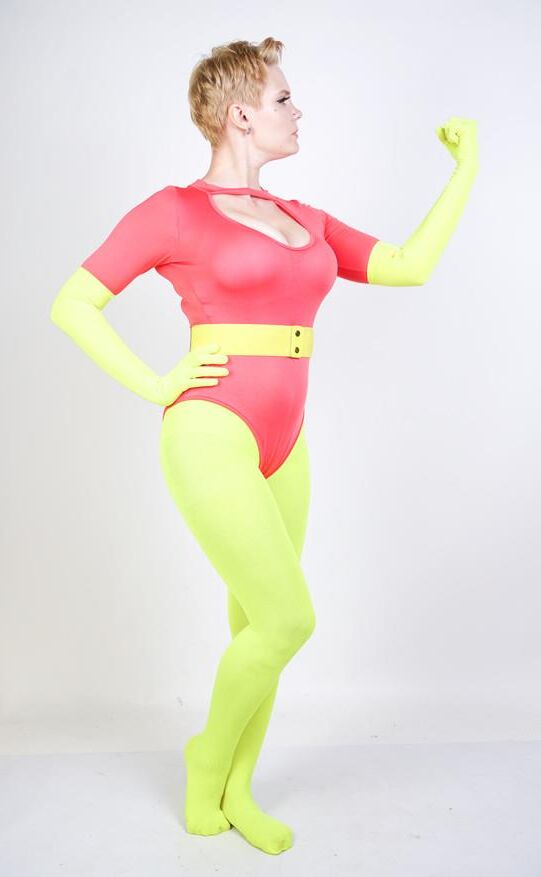 No desnuda imagen de caldo de cabello corto amarillo rojo leotard super héroe fe