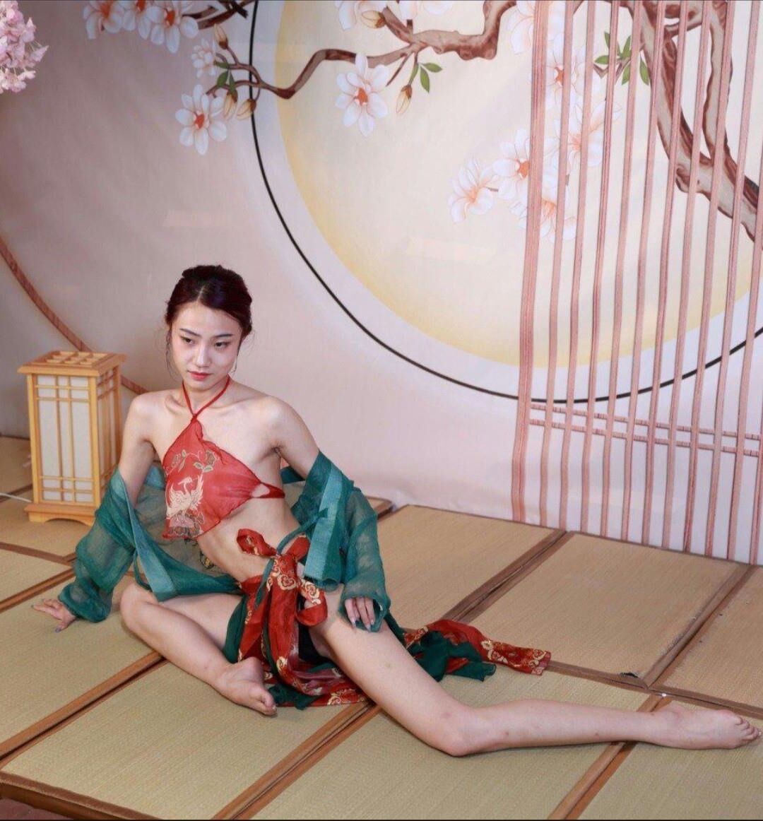 Vagabunda chinesa vestida de lingerie tradicional