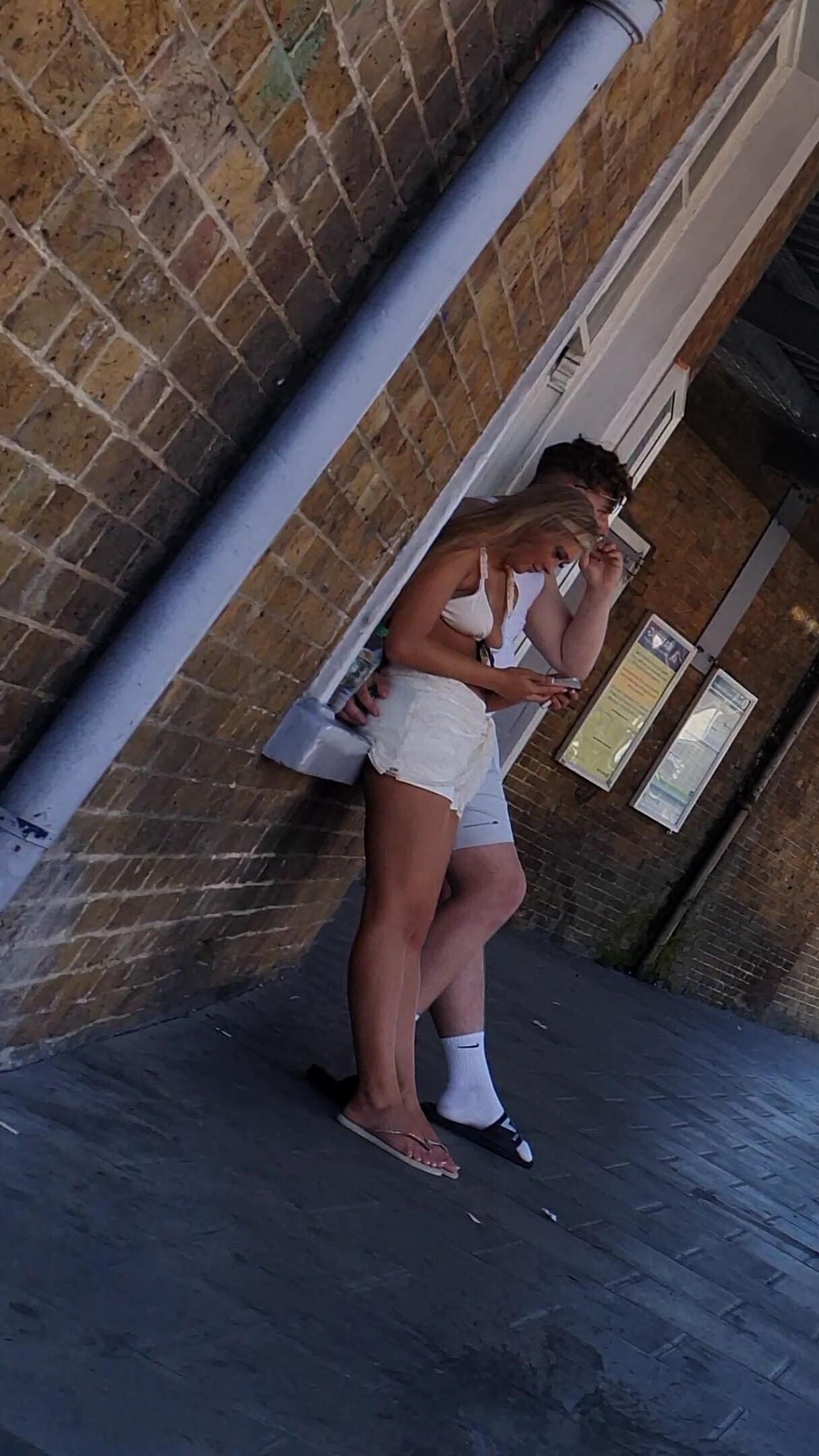 [CANDID] CHAV BLONDE TEEN LEGS AND FEET