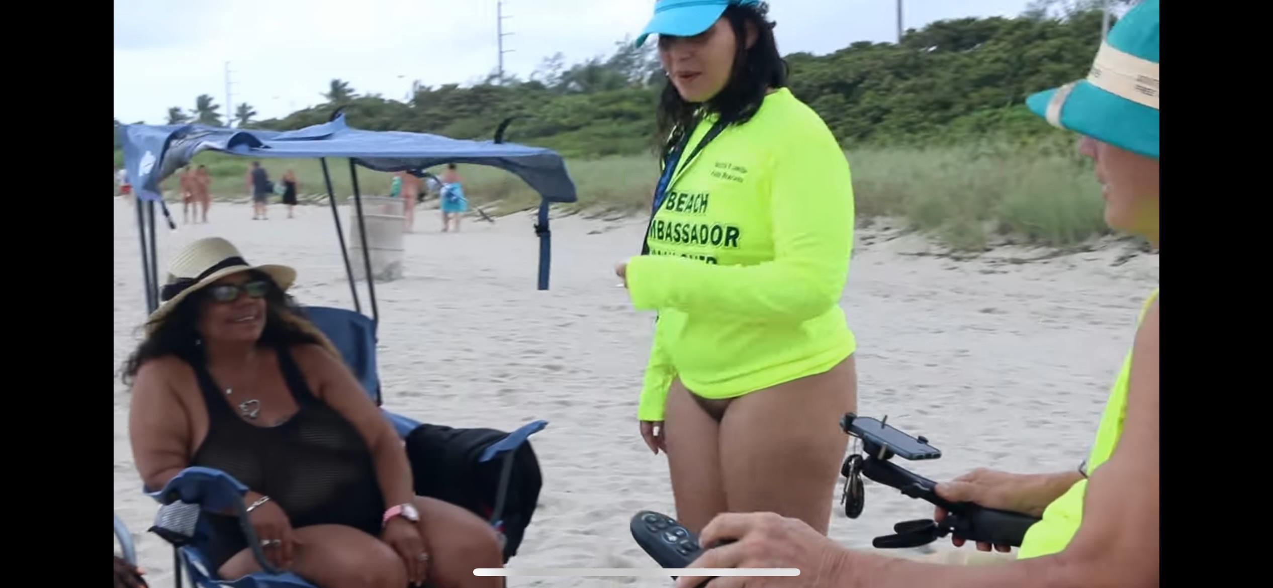 Bottomless Latina Pawg mit großem Arsch und haarige Muschi am Strand