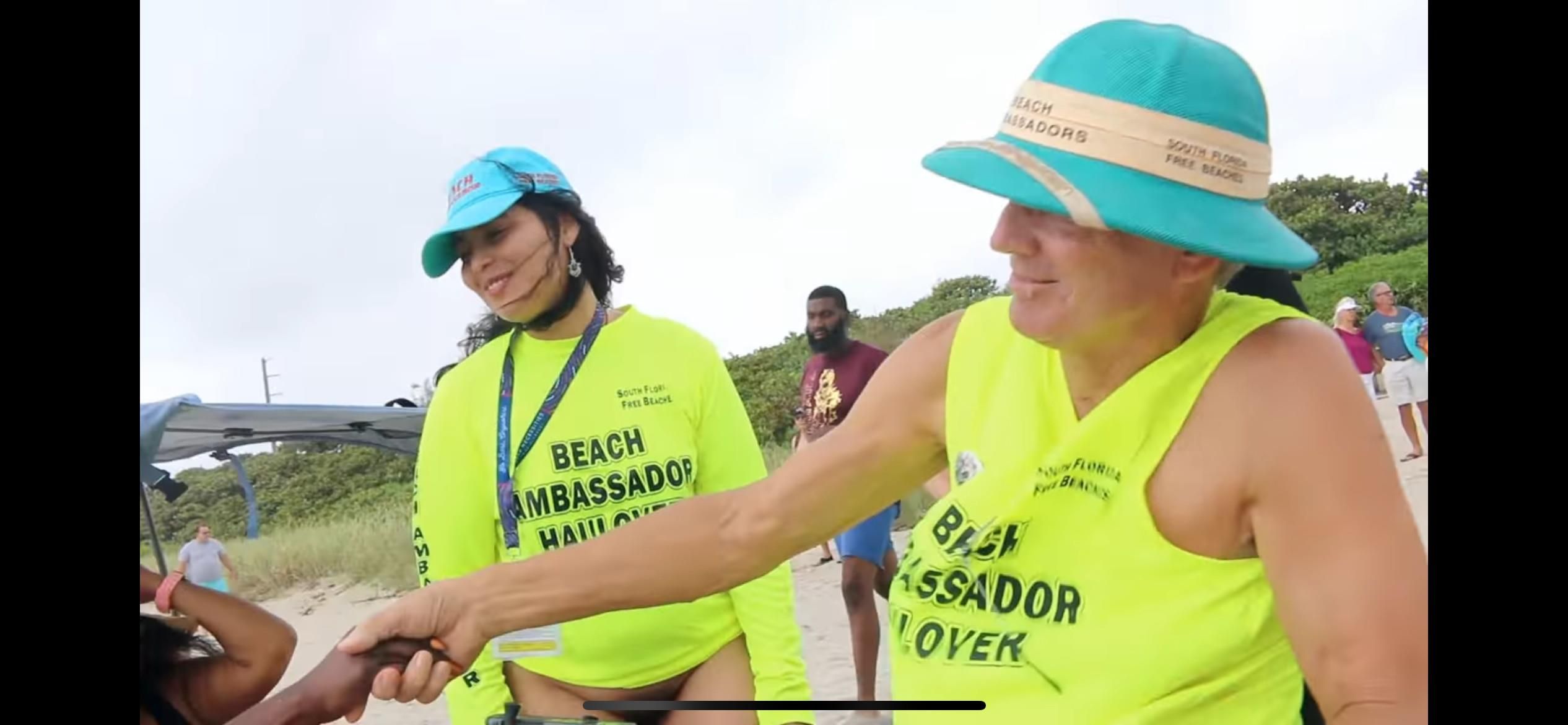 Bottomless Latina Pawg mit großem Arsch und haarige Muschi am Strand