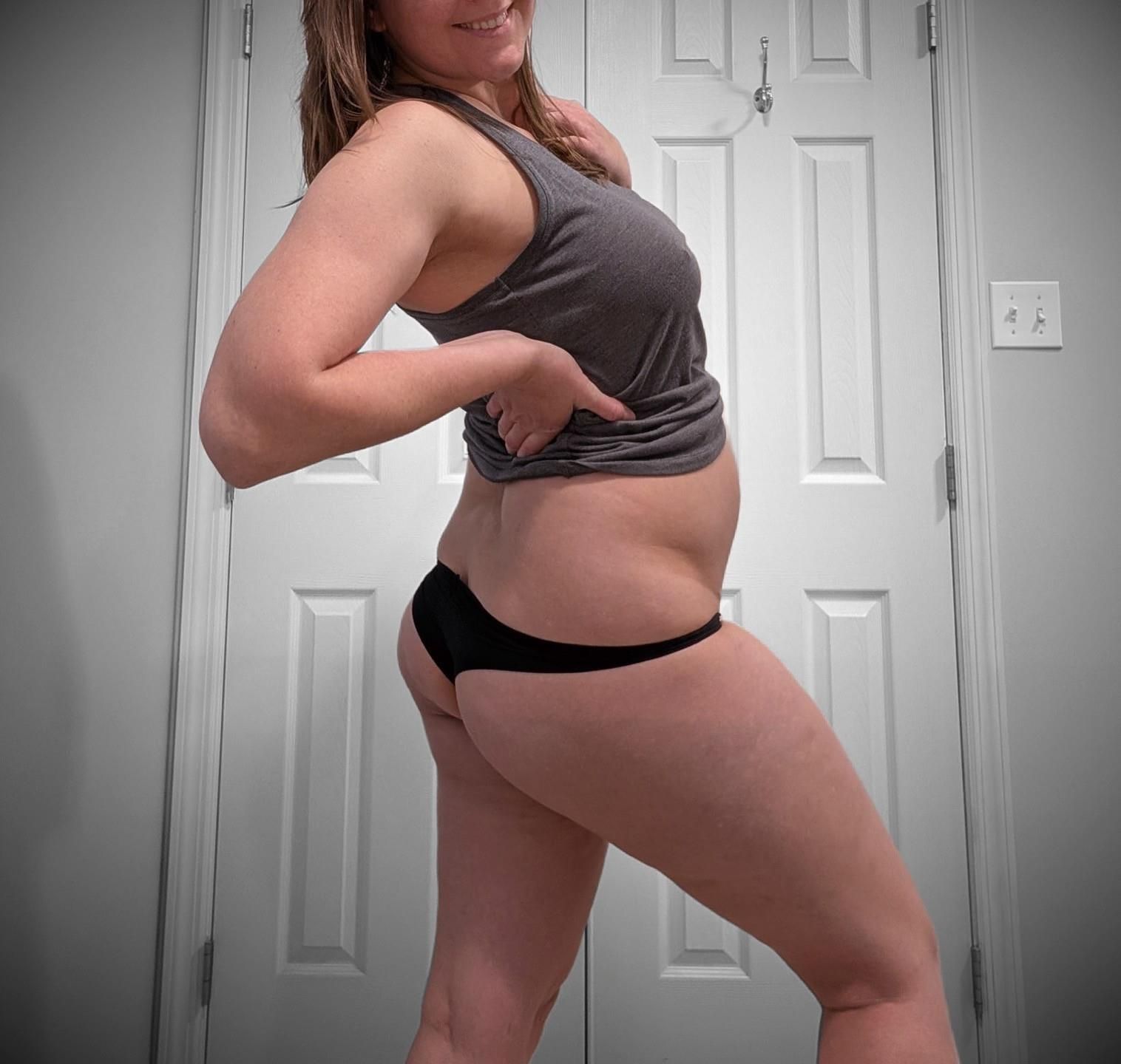 La esposa mostrando su Mombod. 