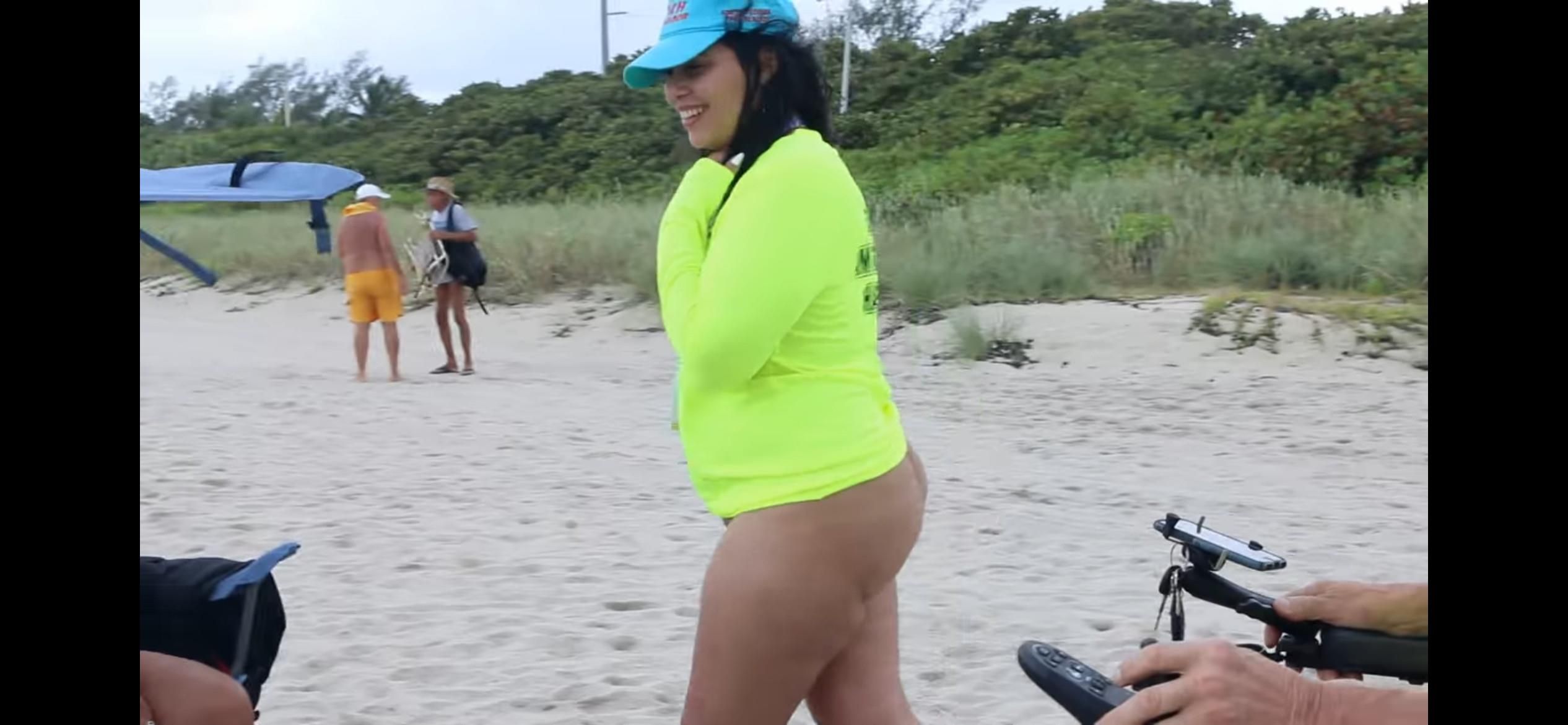 Bottomless Latina Pawg mit großem Arsch und haarige Muschi am Strand
