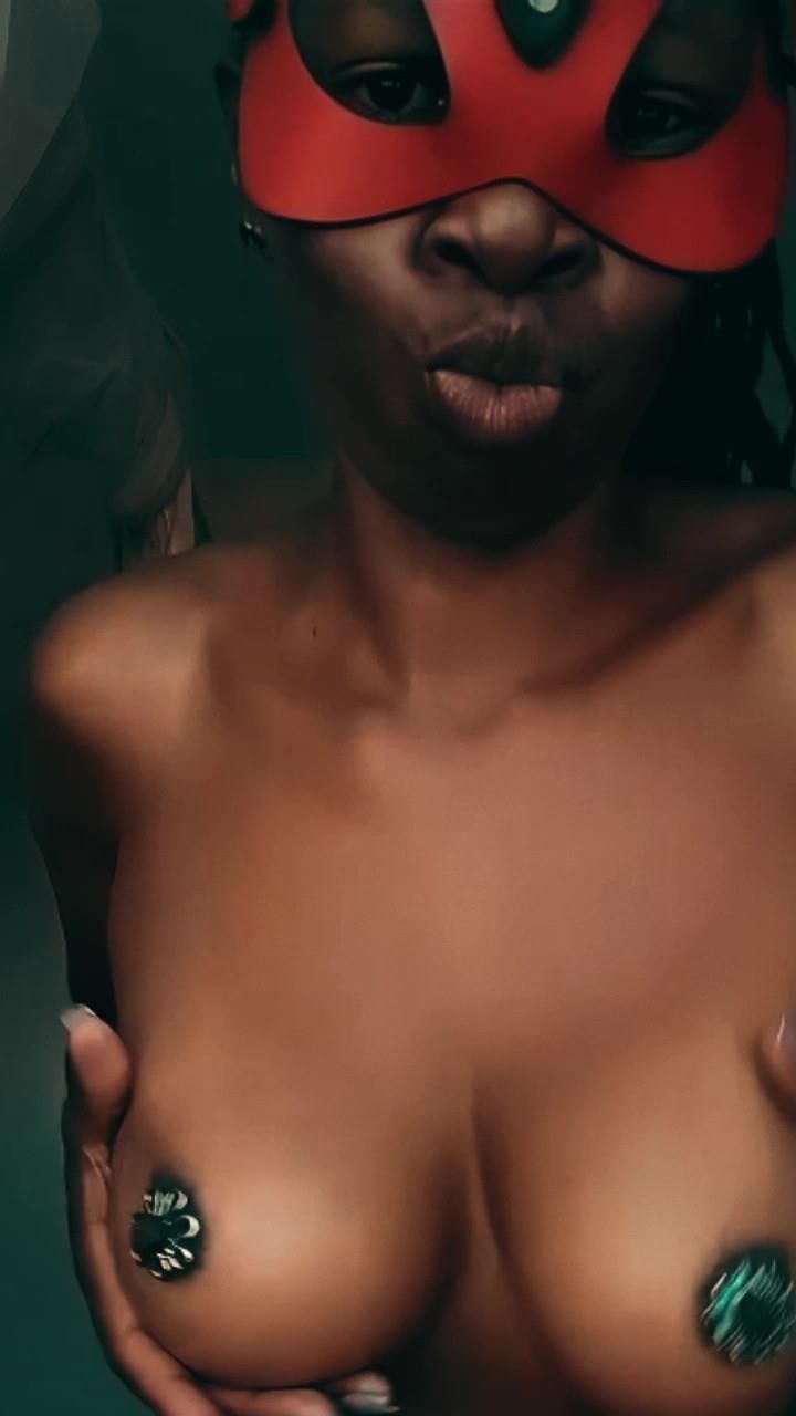 ** Dies ist Afrika ** Heiße maskierte Ebenholz Nairobi Mädchen spielt Brüste