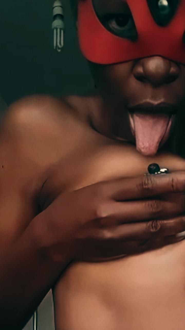 ** Dies ist Afrika ** Heiße maskierte Ebenholz Nairobi Mädchen spielt Brüste