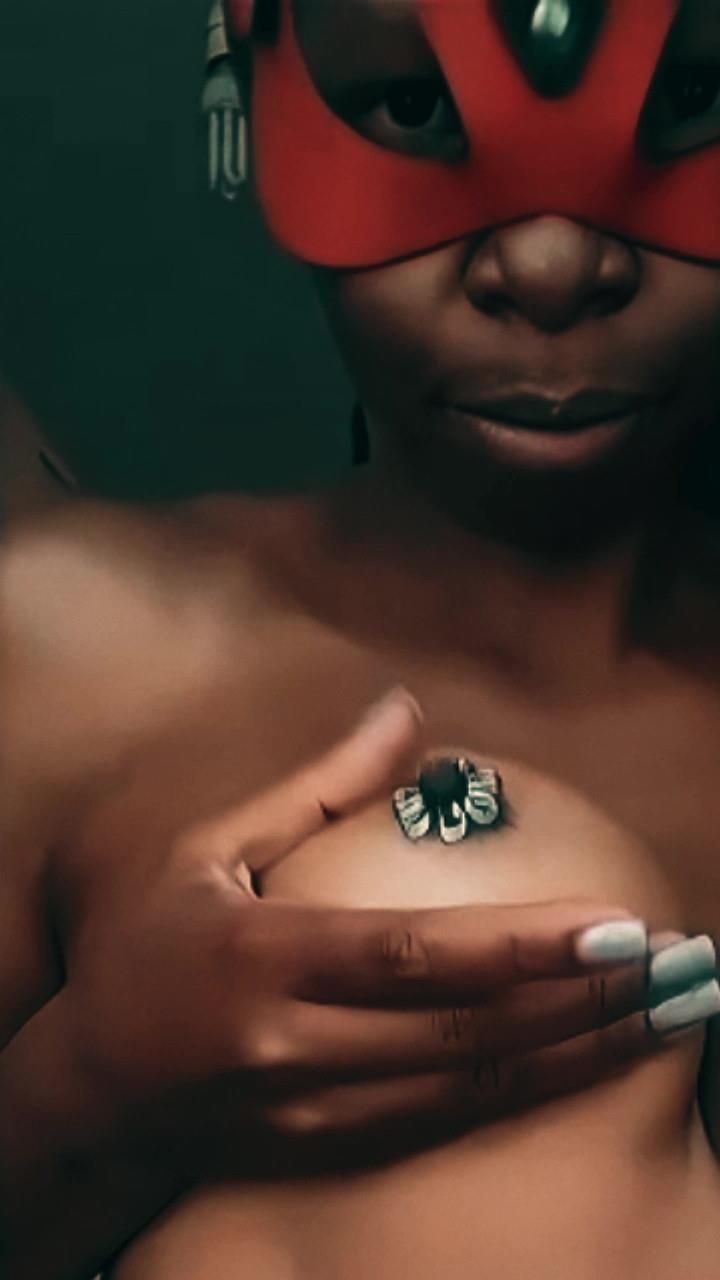 ** Dies ist Afrika ** Heiße maskierte Ebenholz Nairobi Mädchen spielt Brüste