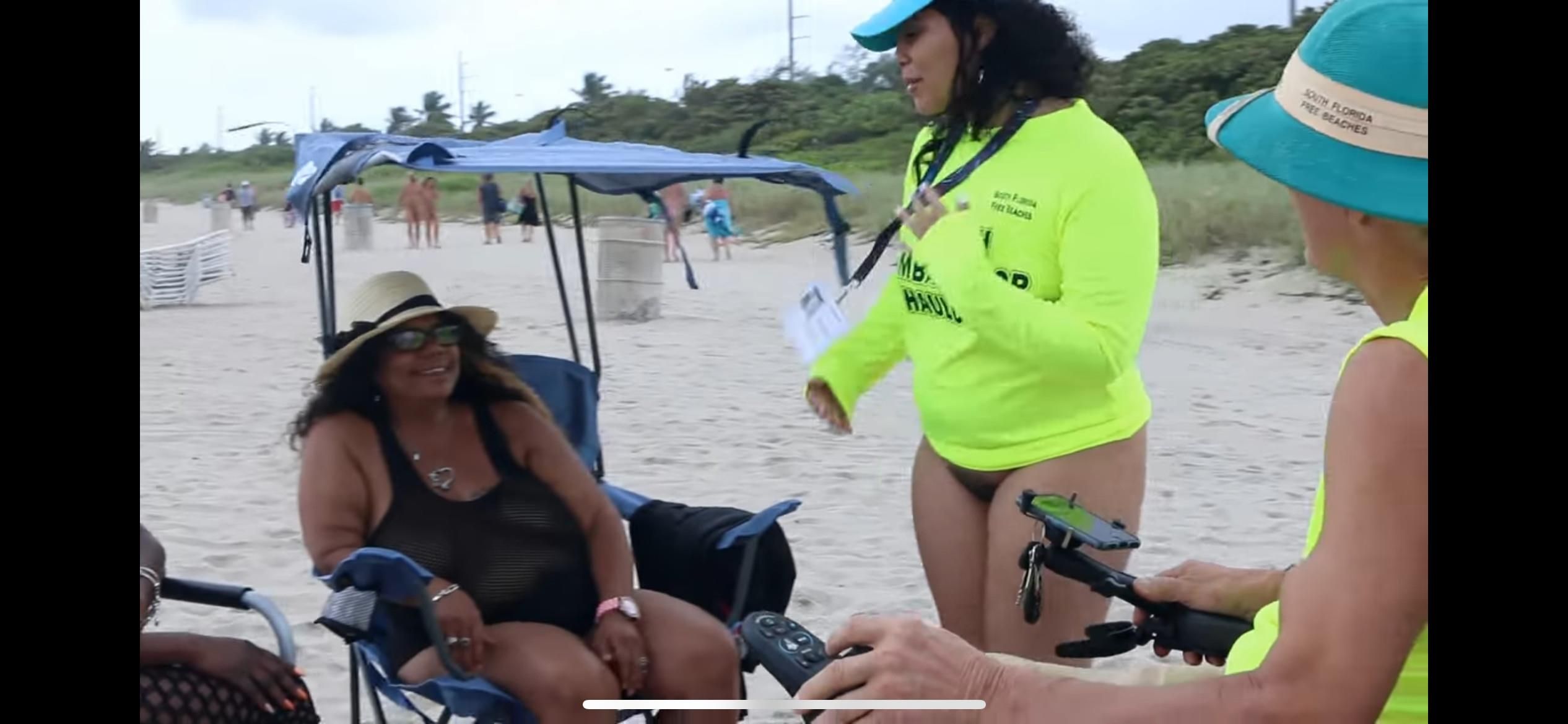 Bottomless Latina Pawg mit großem Arsch und haarige Muschi am Strand
