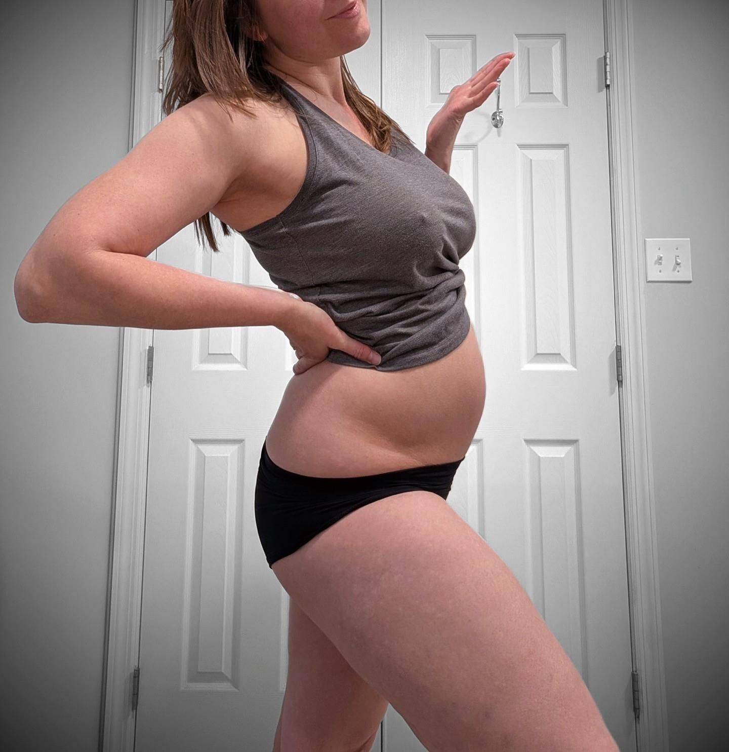 La esposa mostrando su Mombod. 