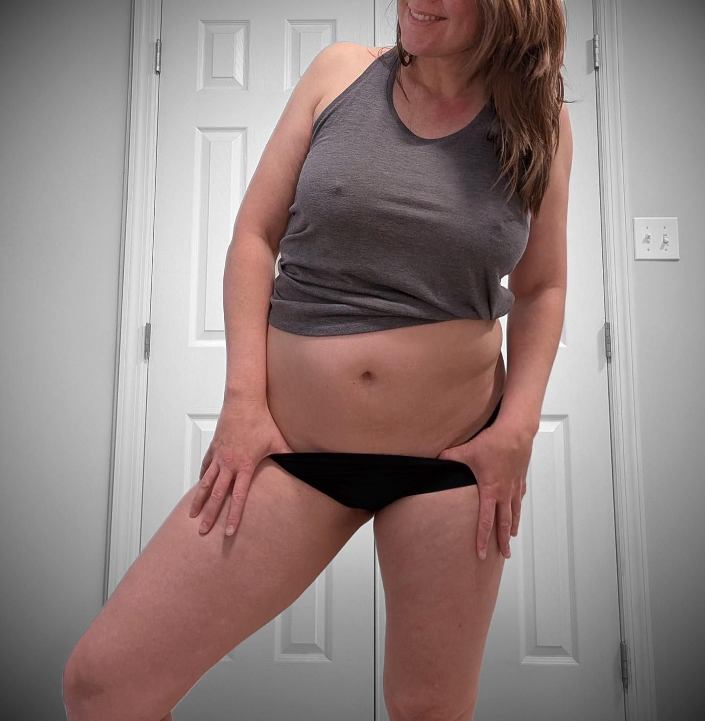 La esposa mostrando su Mombod. 
