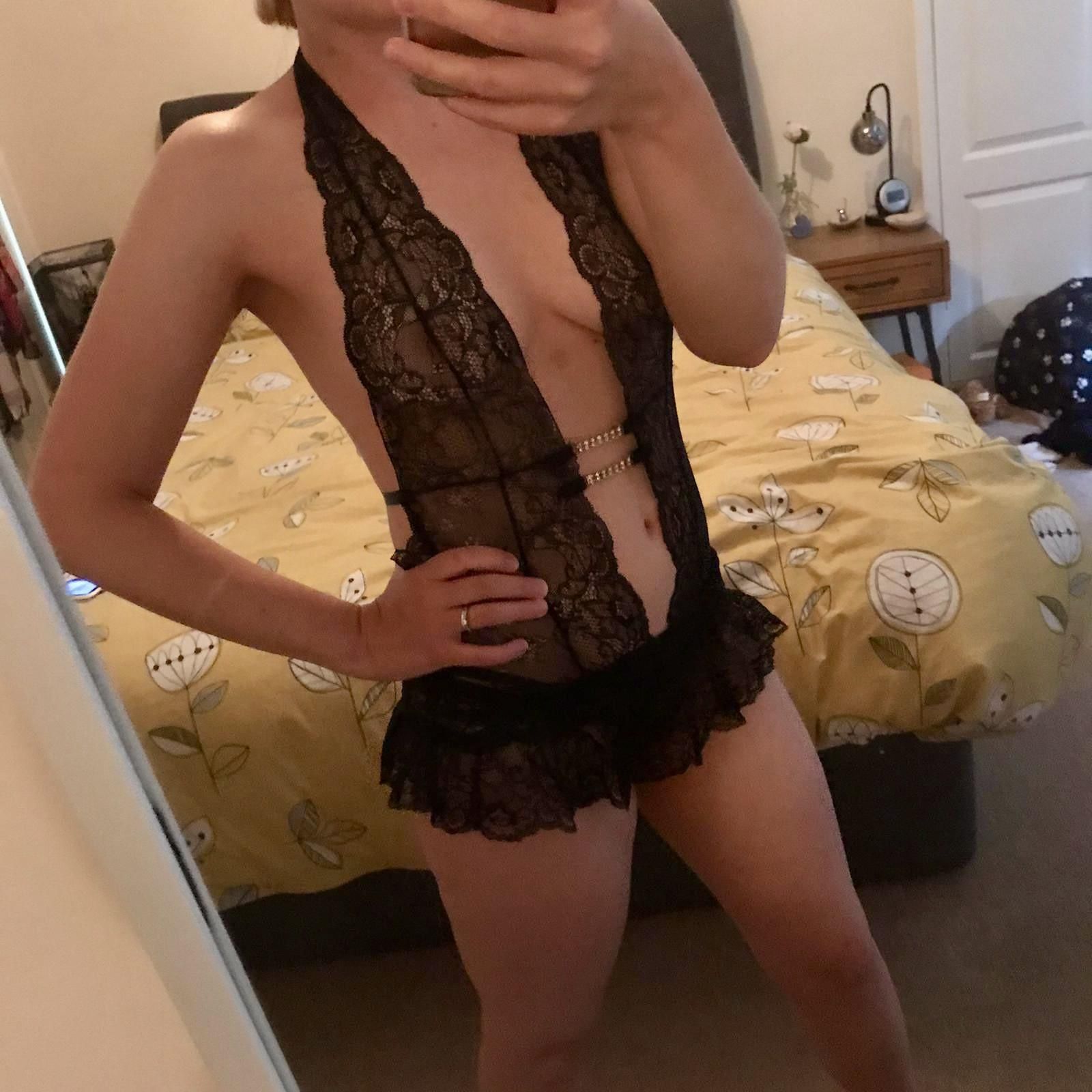 Esposa do Reino Unido vestida para impressionar em brilhante e lingerie