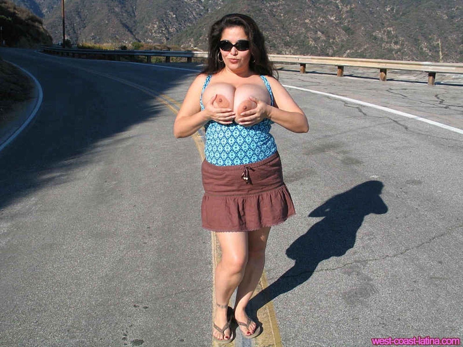 Dulcea Mexican Latina Beautyは高速道路で彼女のチチをフラッシュします