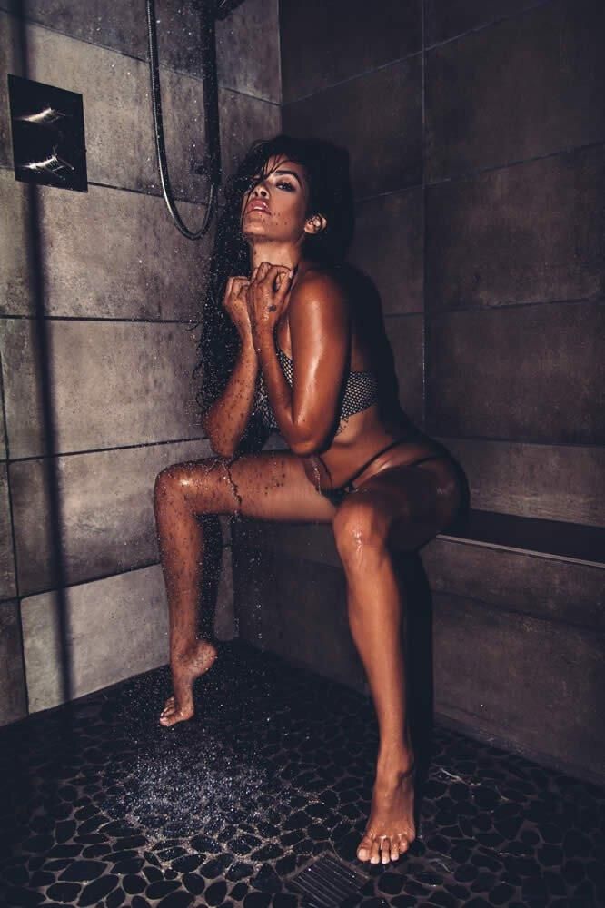 Daisy Marie molhada e selvagem