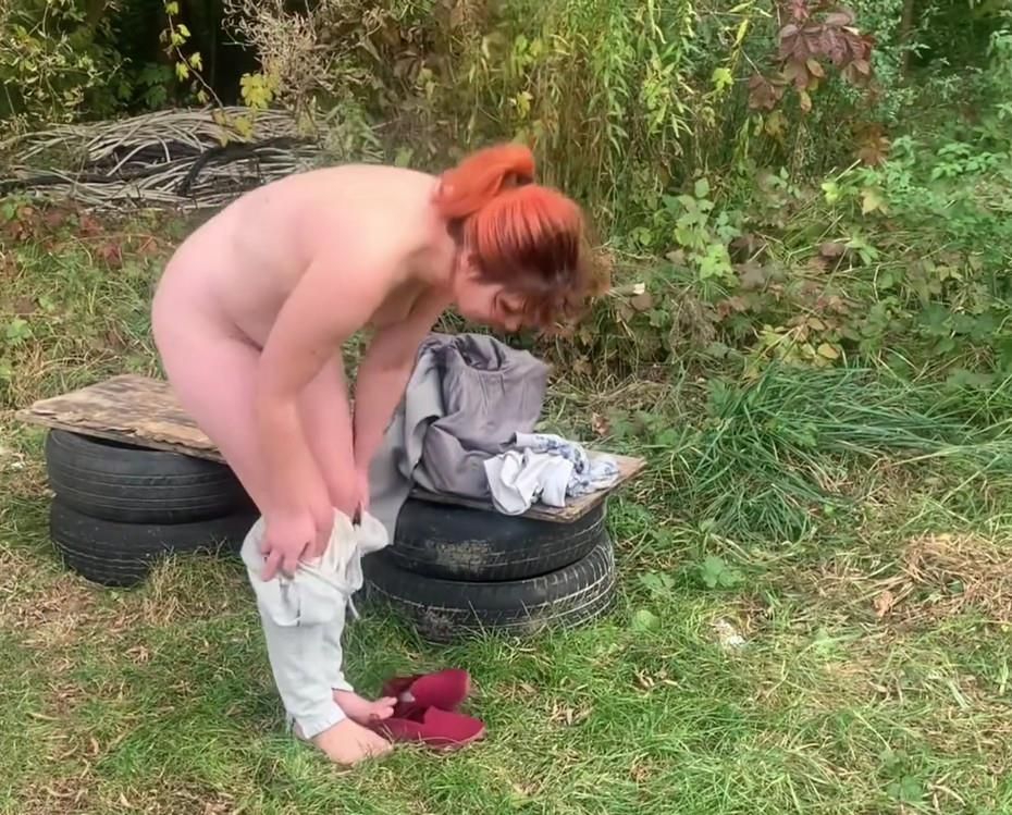 la mujer se desnuda y deshumanizada