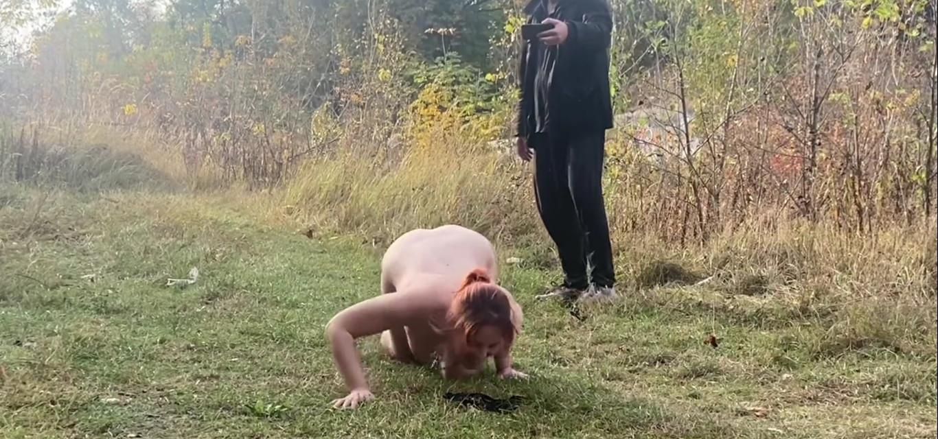 la mujer se desnuda y deshumanizada