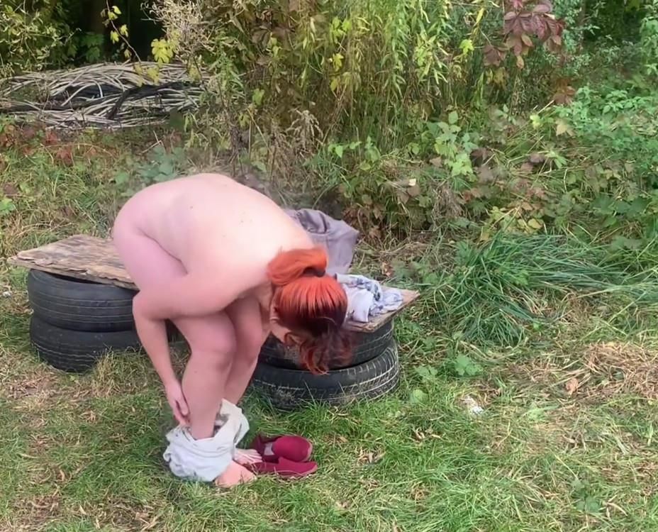 la mujer se desnuda y deshumanizada