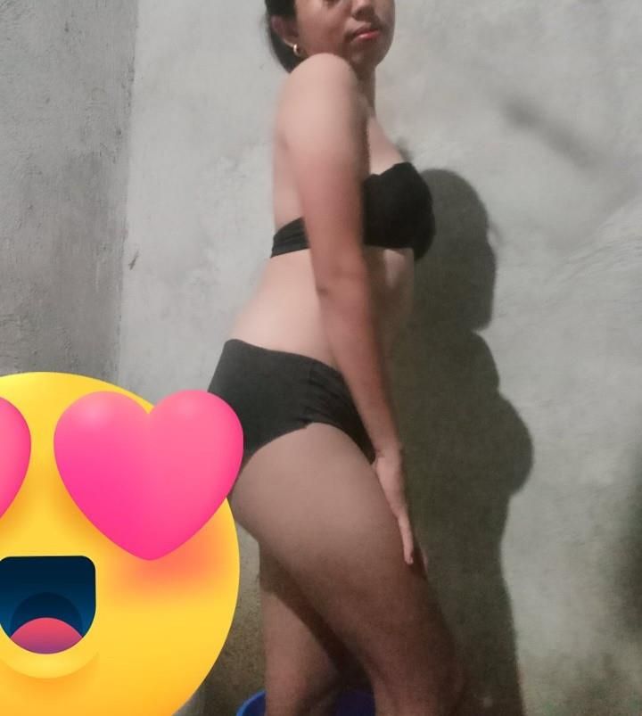 Pinay slut Roxy loves taking selfies