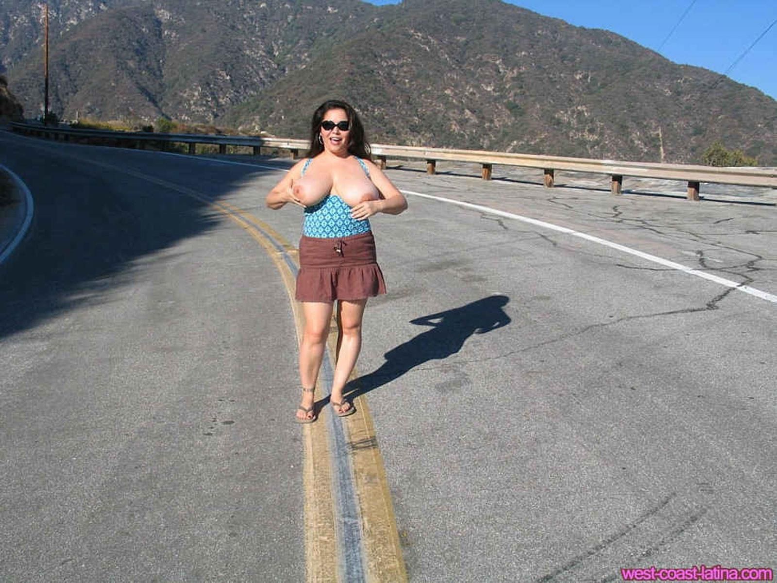 Dulcea Mexican Latina Beautyは高速道路で彼女のチチをフラッシュします