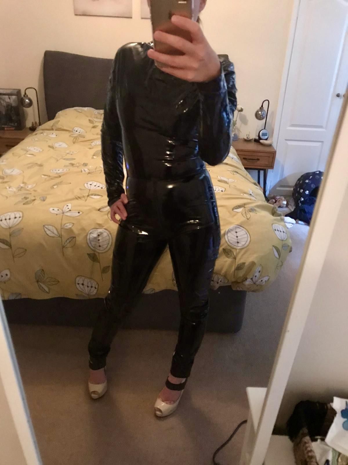 Esposa do Reino Unido vestida para impressionar em brilhante e lingerie
