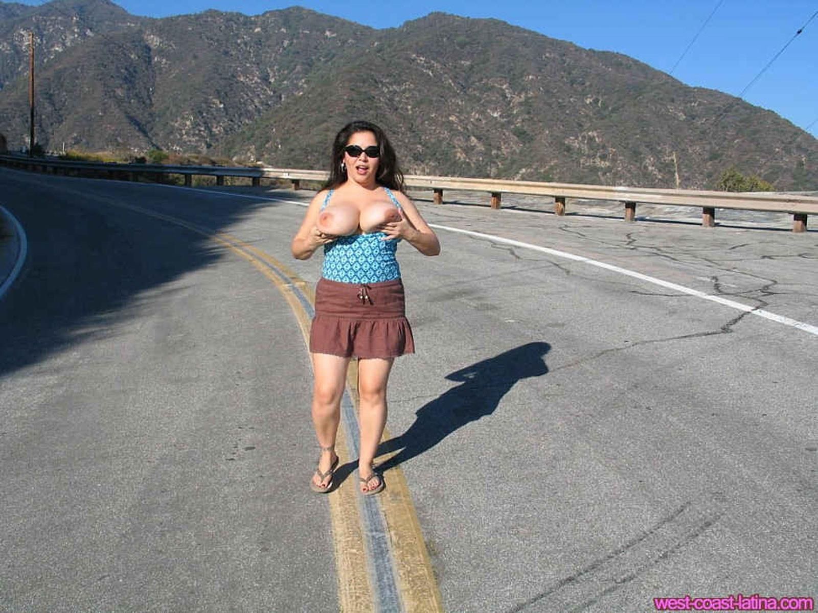 Dulcea Mexican Latina Beautyは高速道路で彼女のチチをフラッシュします