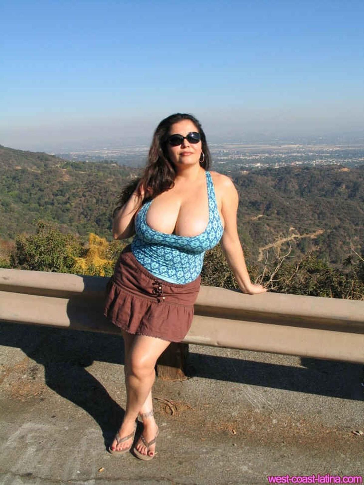 Dulcea Mexican Latina Beautyは高速道路で彼女のチチをフラッシュします