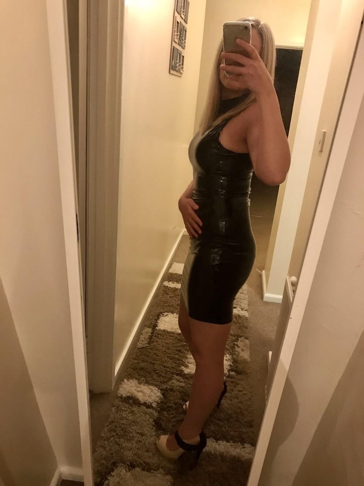 Esposa do Reino Unido vestida para impressionar em brilhante e lingerie