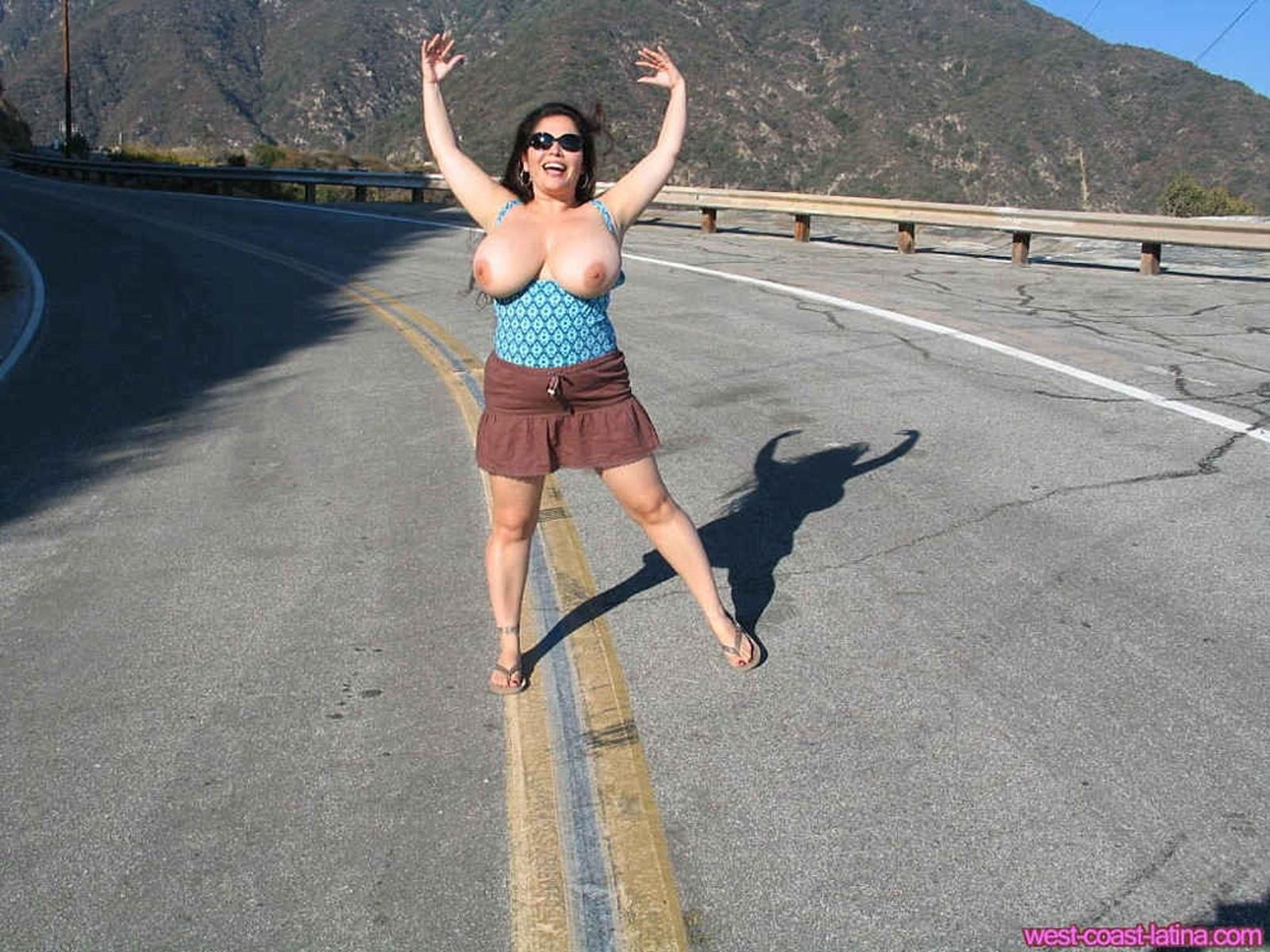 Dulcea Mexican Latina Beautyは高速道路で彼女のチチをフラッシュします