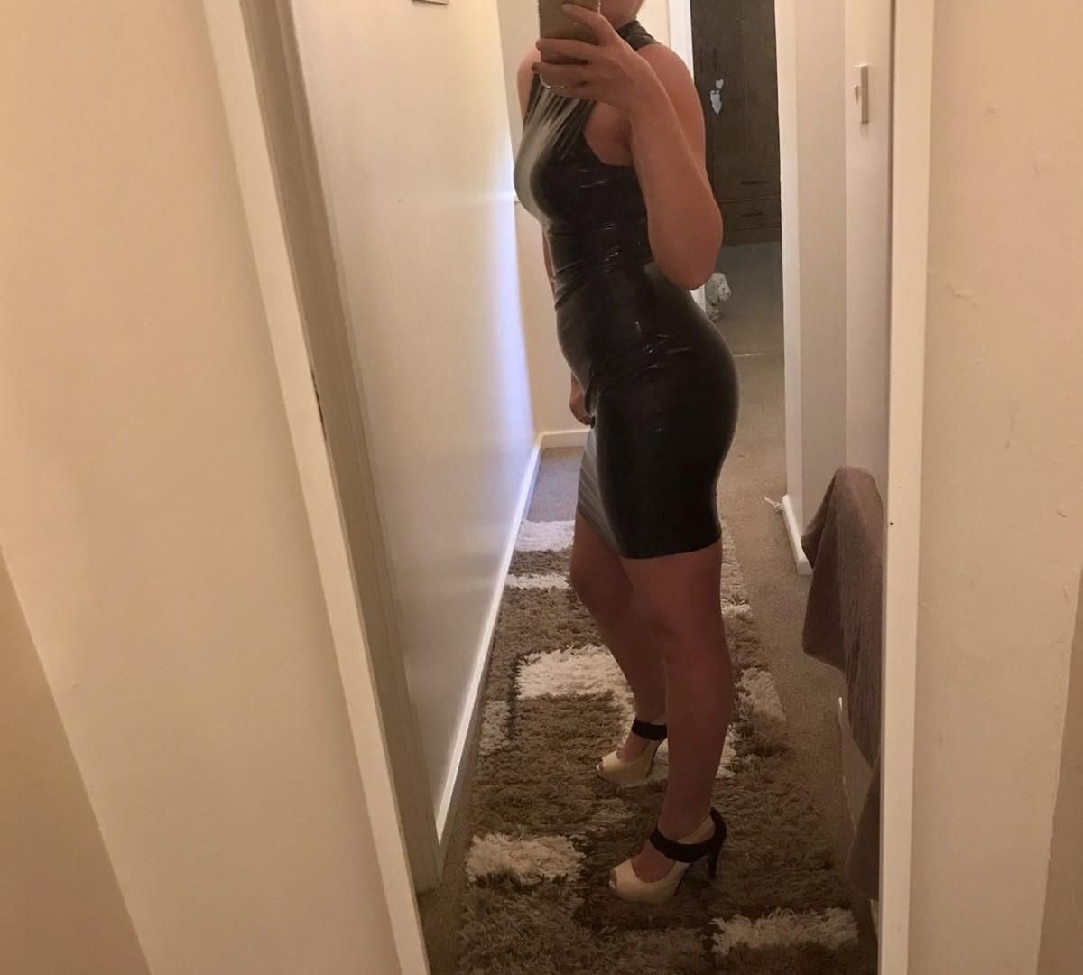Esposa do Reino Unido vestida para impressionar em brilhante e lingerie
