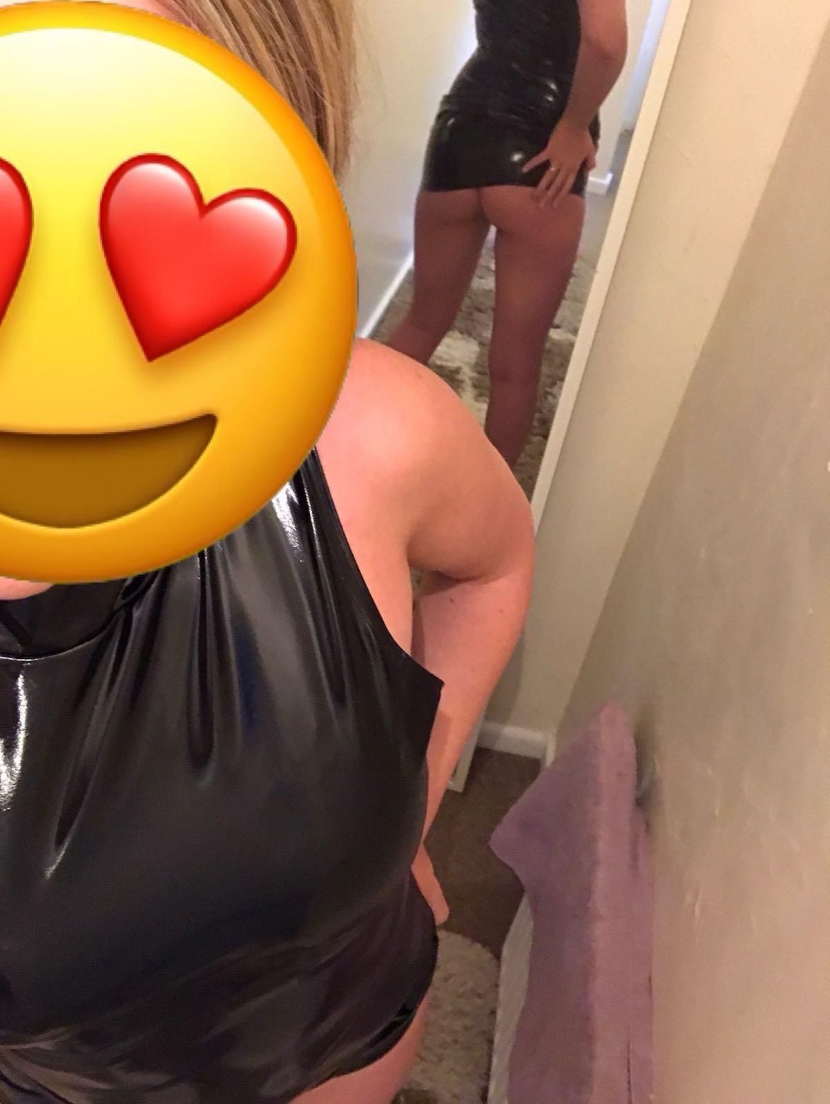 Esposa do Reino Unido vestida para impressionar em brilhante e lingerie