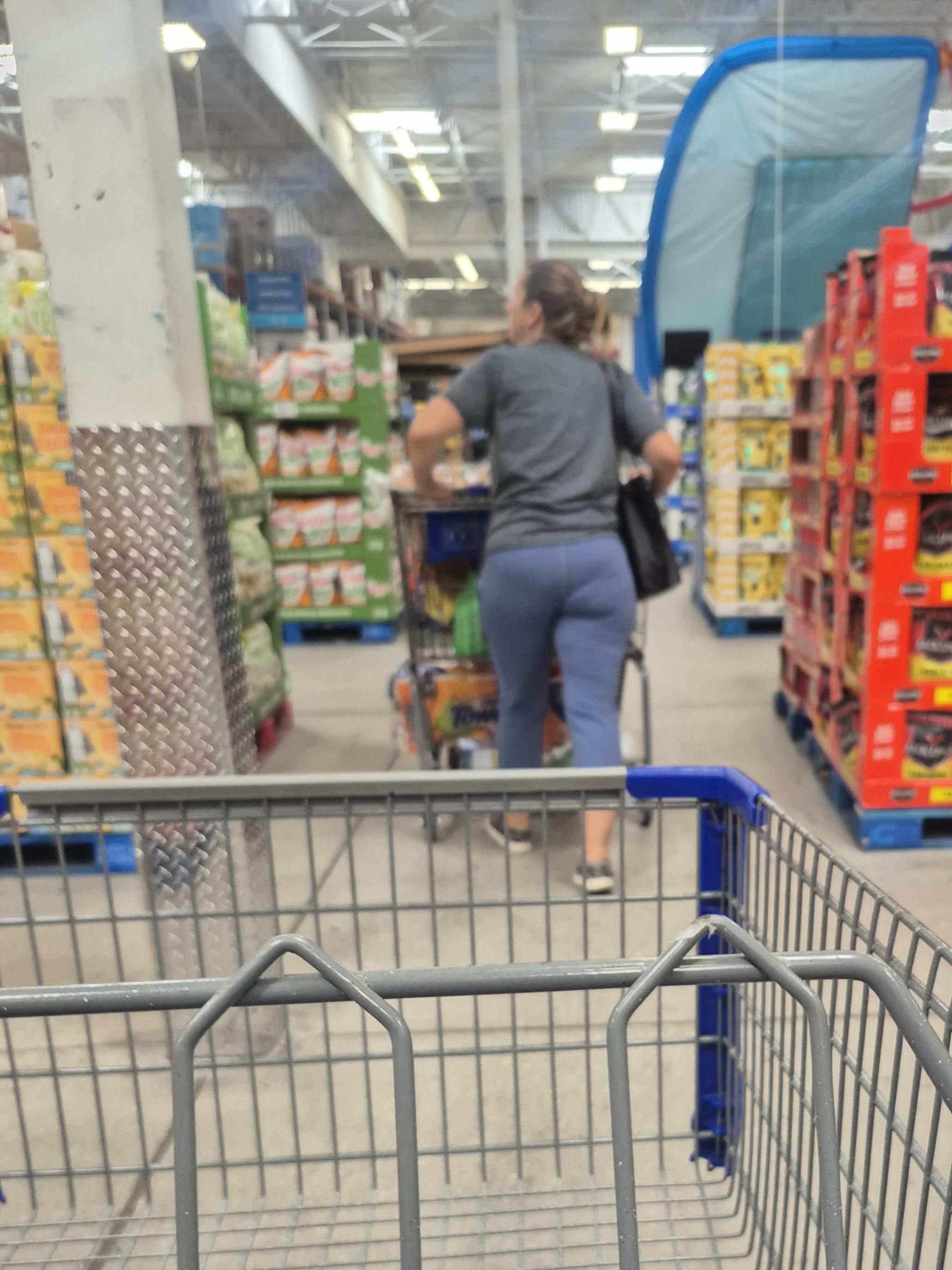 Shopping Voyuer