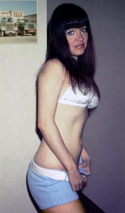 Puta de cabello oscuro caliente