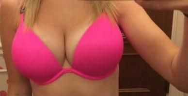 お父さんの注意のために私のピンクのブラジャーを披露します