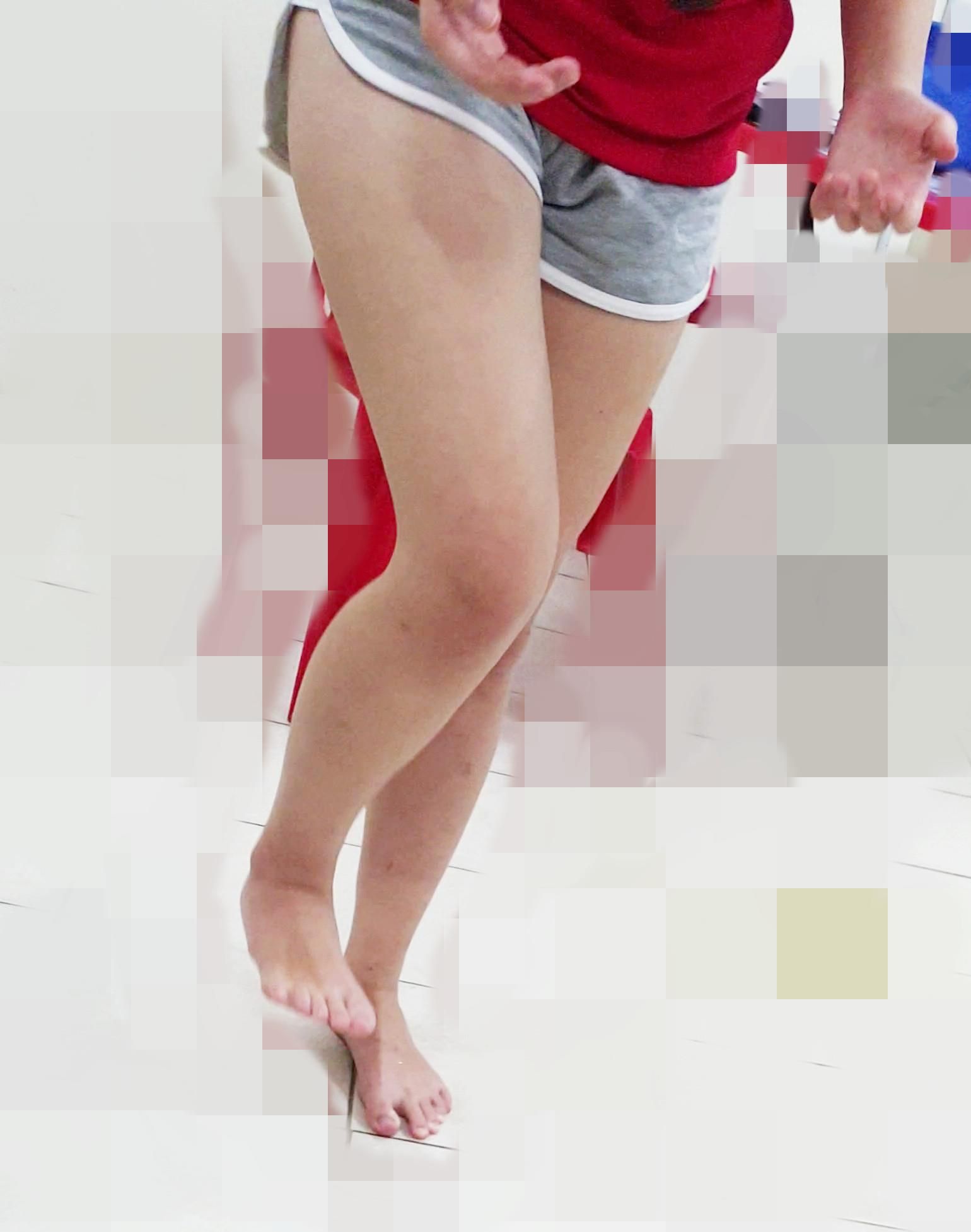 余分なクラス中のホットセクシーな先生の率直なアップスカートショット