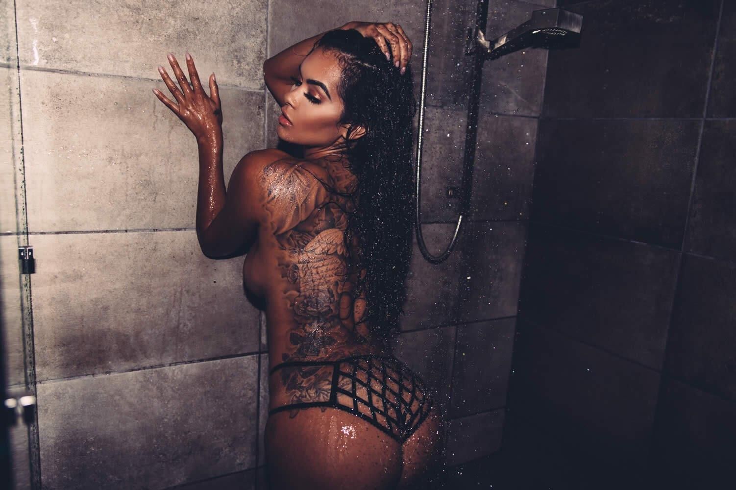 Daisy Marie molhada e selvagem