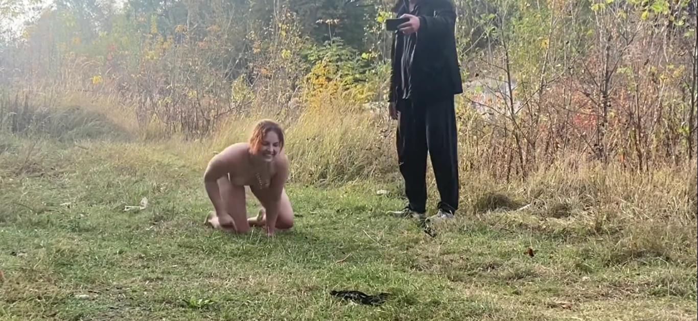 la mujer se desnuda y deshumanizada