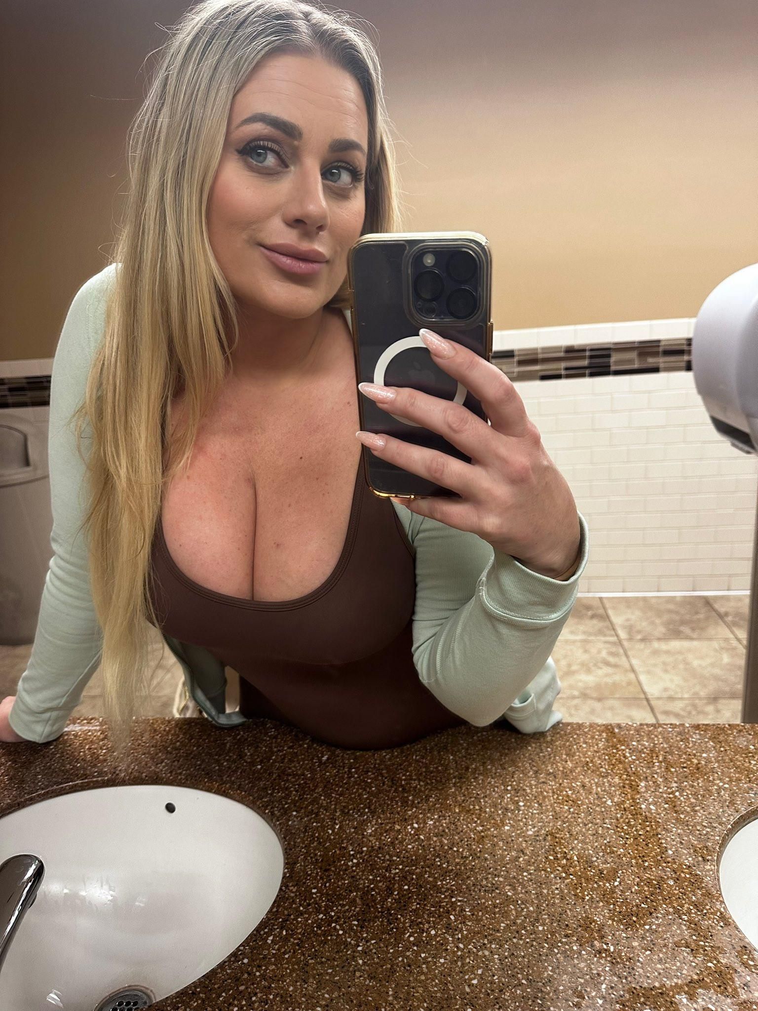 Nikki Big Butt Big Boobs Beauty Blonde Milf Mixed Hot Shots