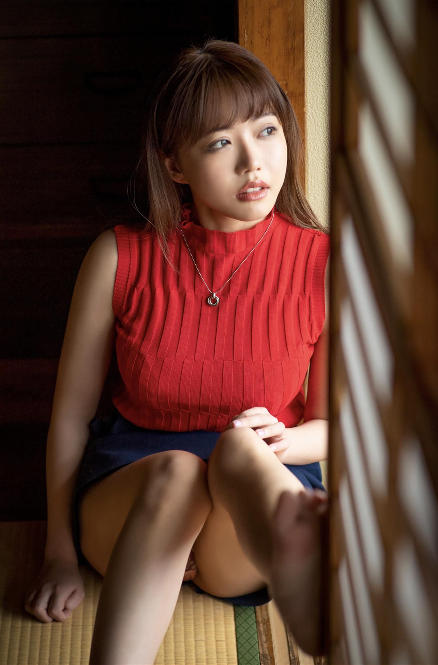 Reona tomiyasu furtivement sur la fille d'à côté