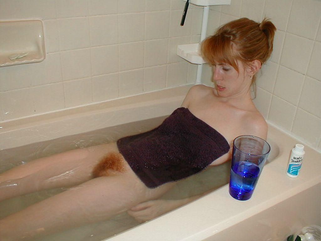 Женщины в ванне с напитком рядом