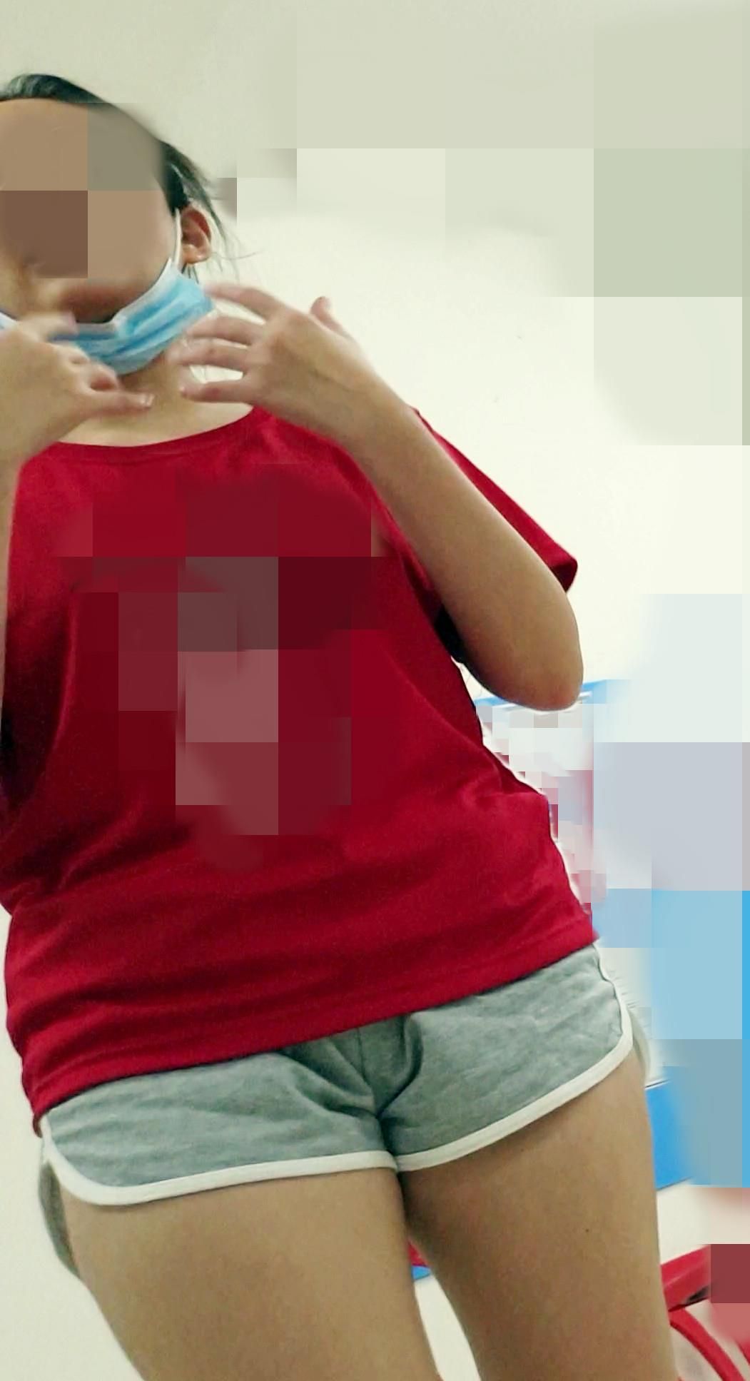 余分なクラス中のホットセクシーな先生の率直なアップスカートショット