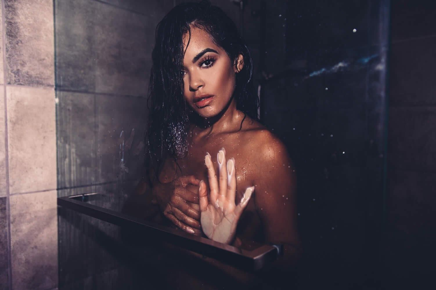 Daisy Marie molhada e selvagem