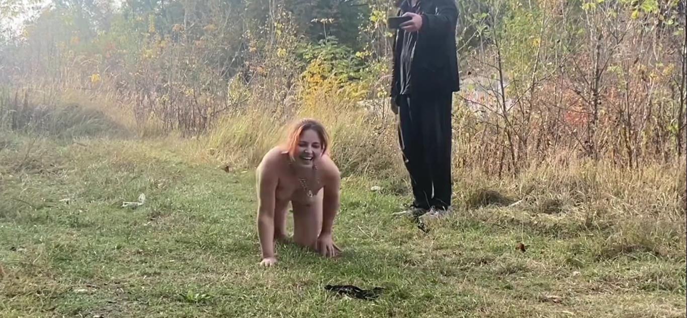 la mujer se desnuda y deshumanizada