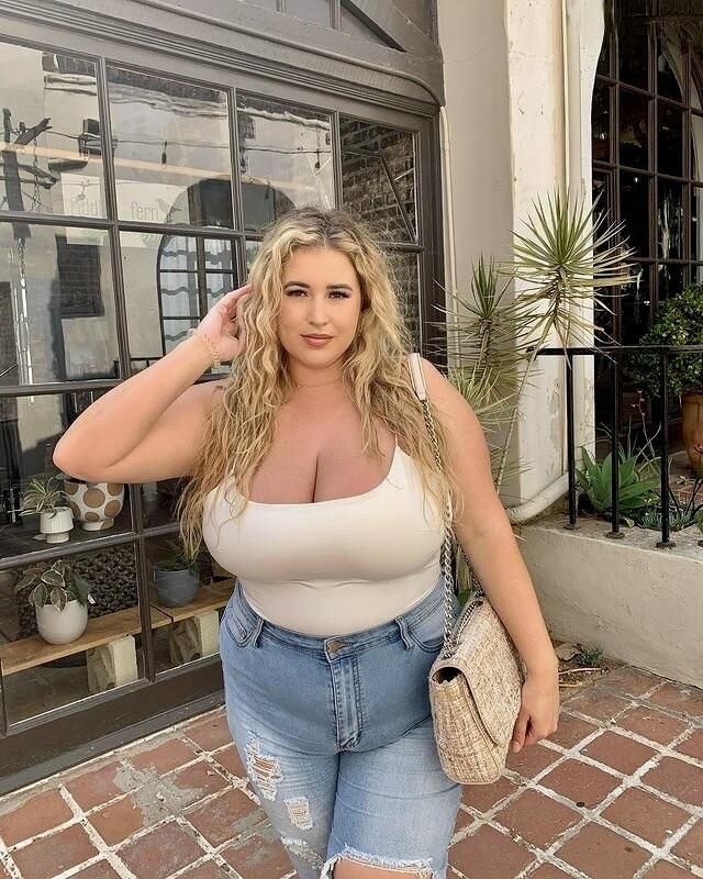 ローレン巨大なおっぱいビューティーbbw youtuber girlミックスホットショット