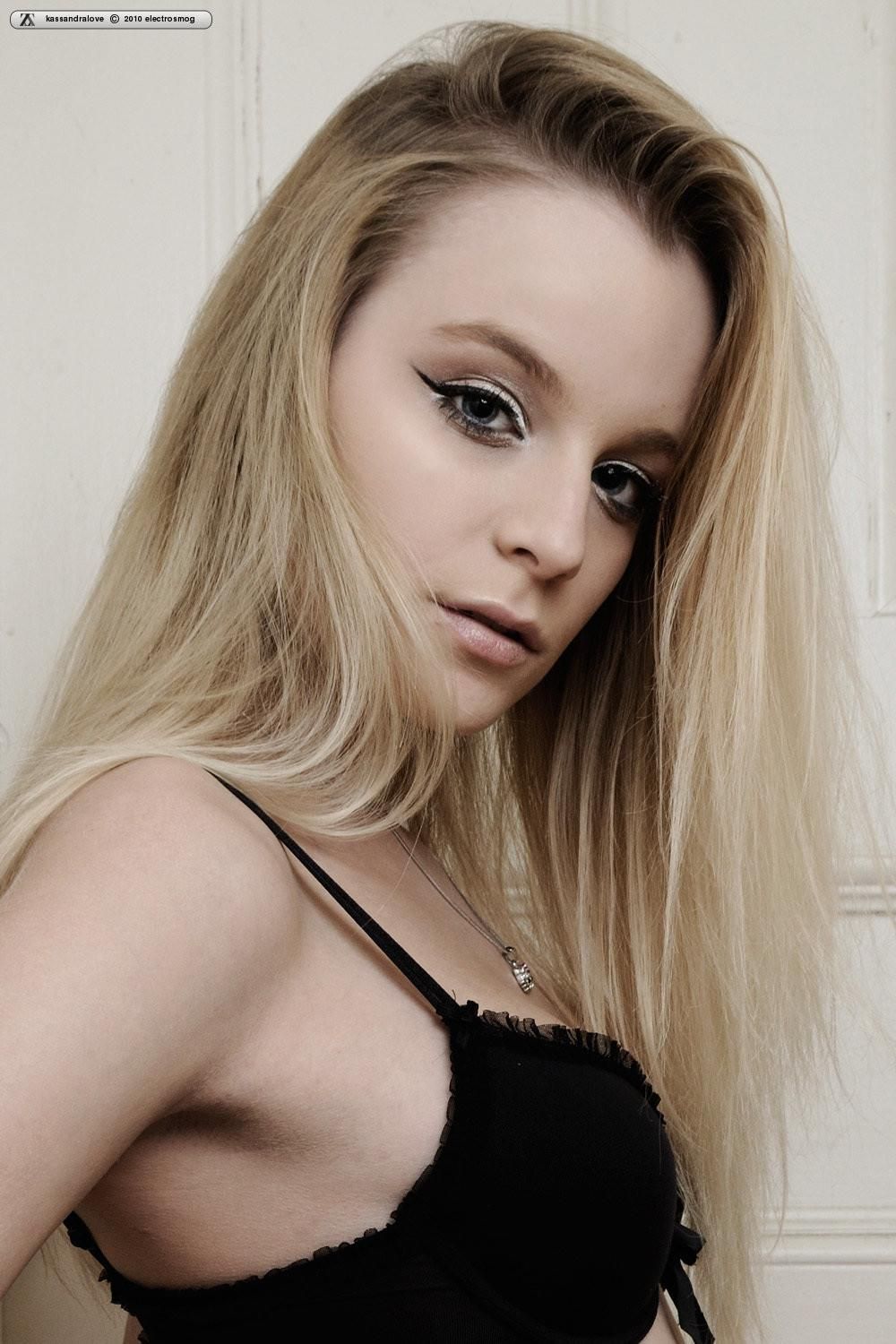 Zivity Kassandra Love Down The Hall (x)