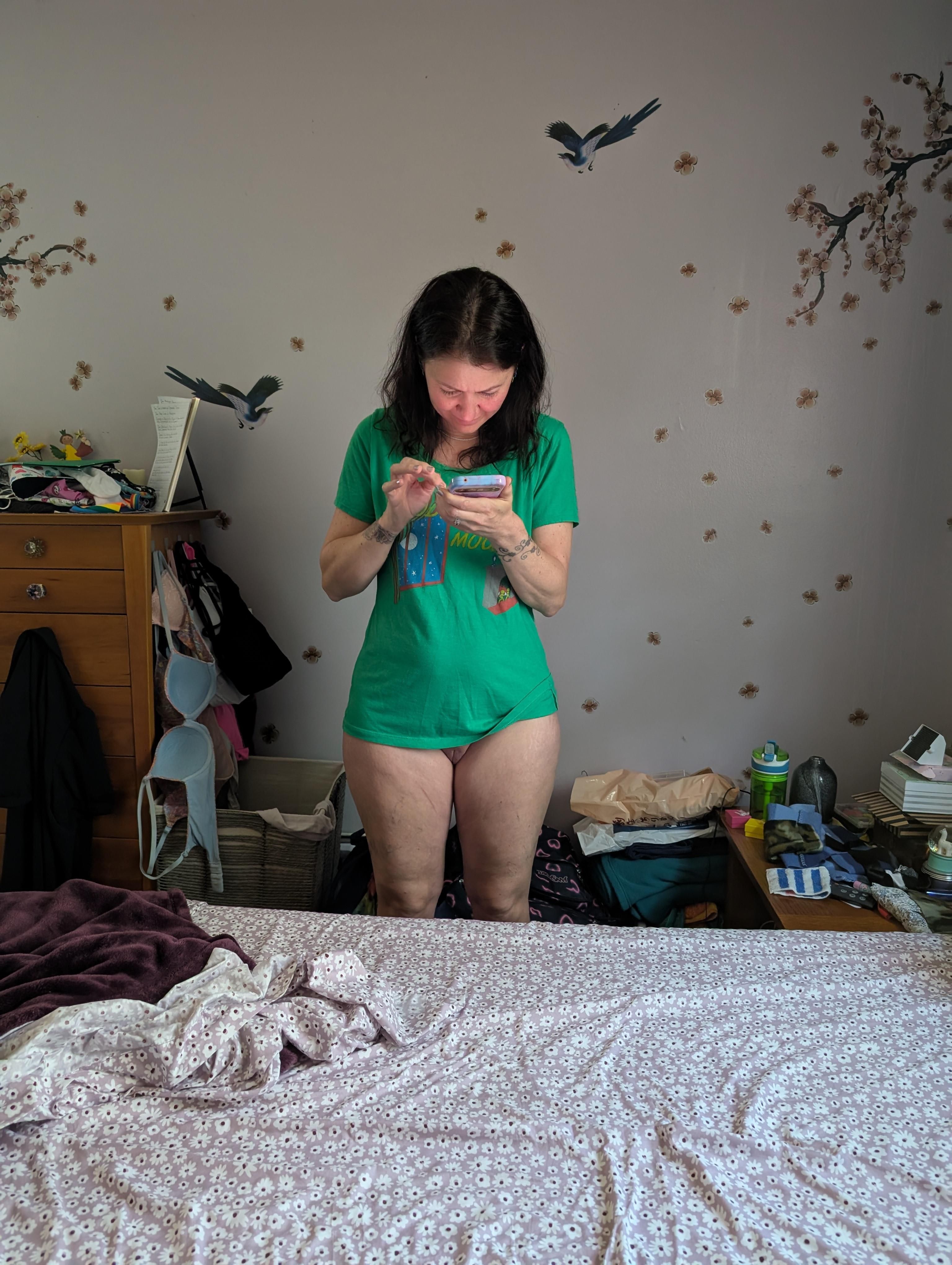 Bottomless brunette pawg at home on her phone 