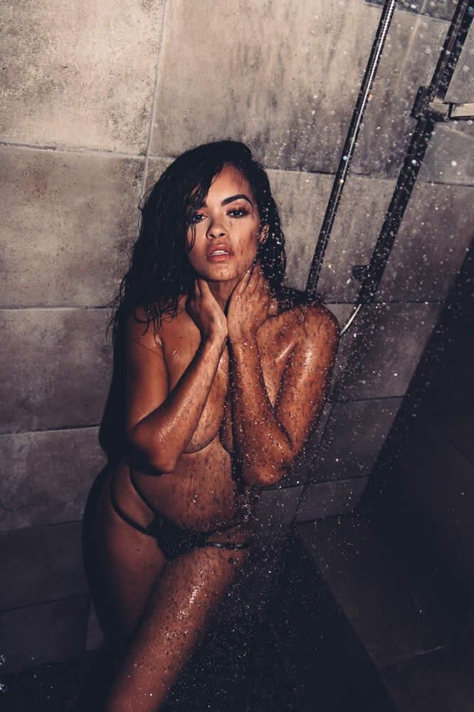 Daisy Marie molhada e selvagem