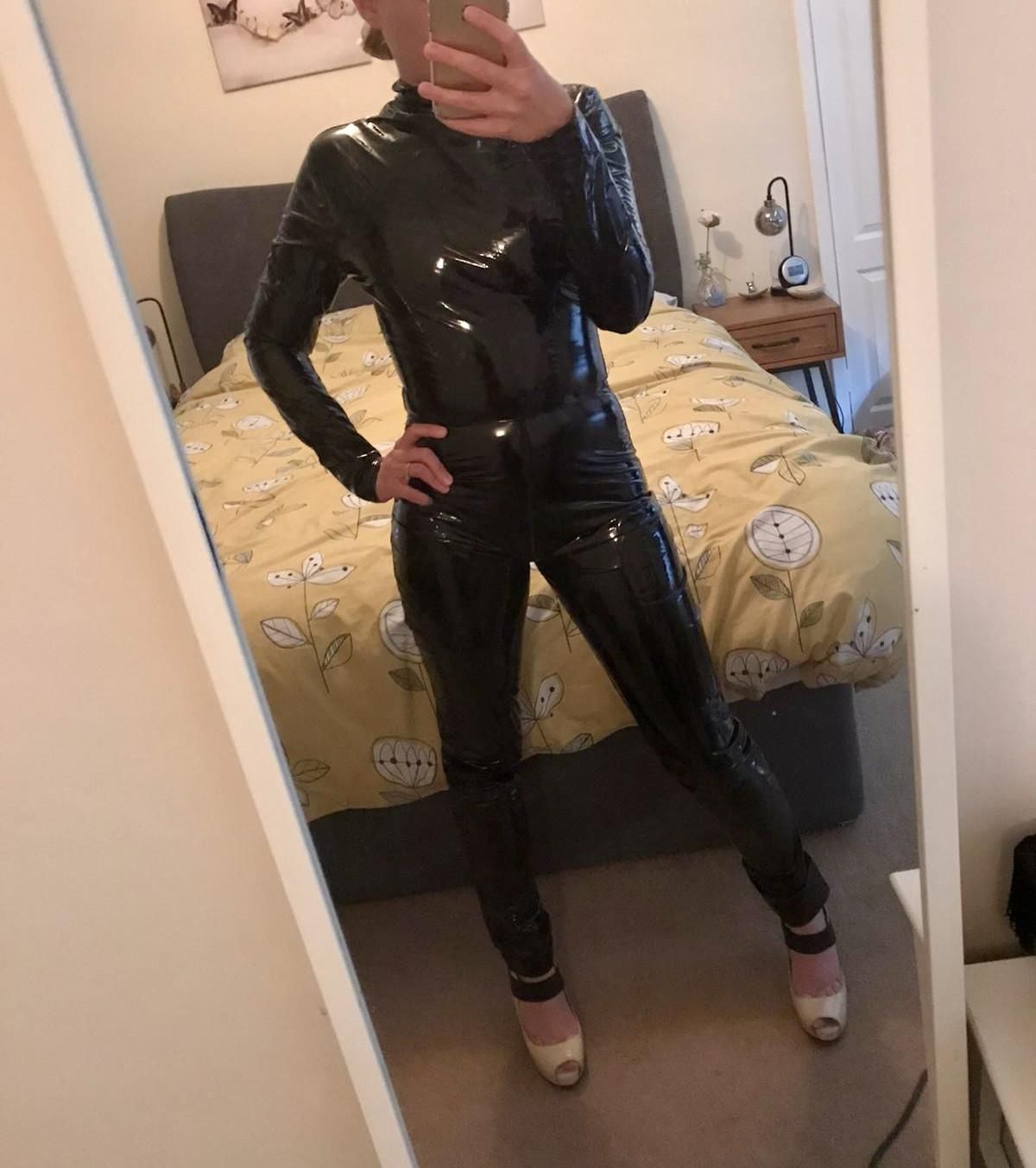 Esposa do Reino Unido vestida para impressionar em brilhante e lingerie