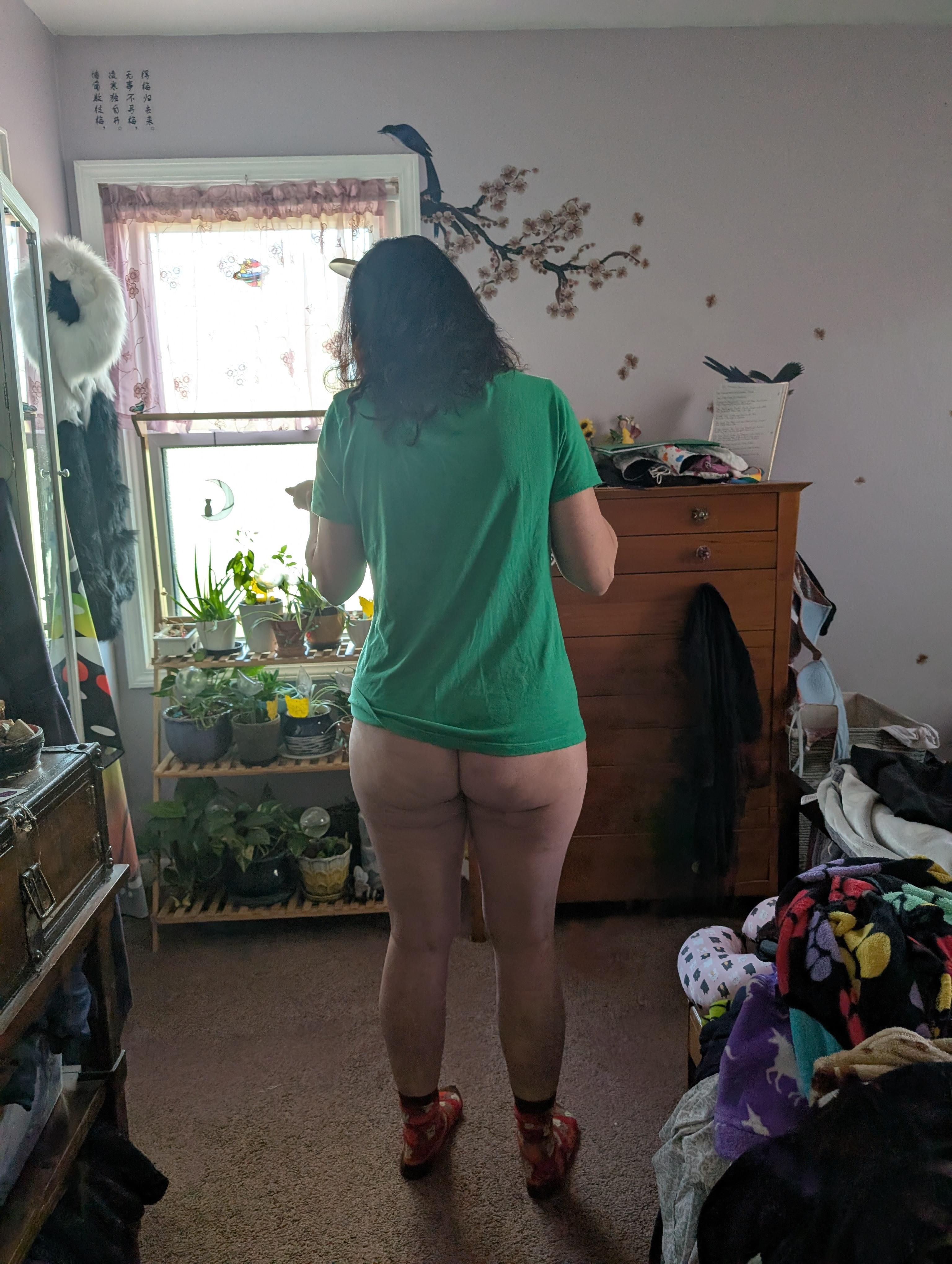 Bottomless brunette pawg at home on her phone 